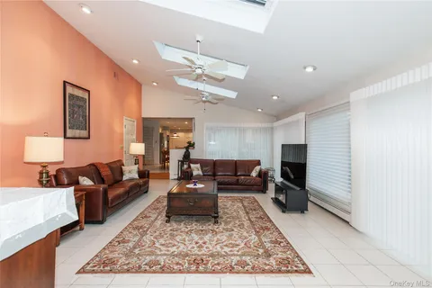 $2,099,000 | 1 The Brae, Woodbury, NY 11797