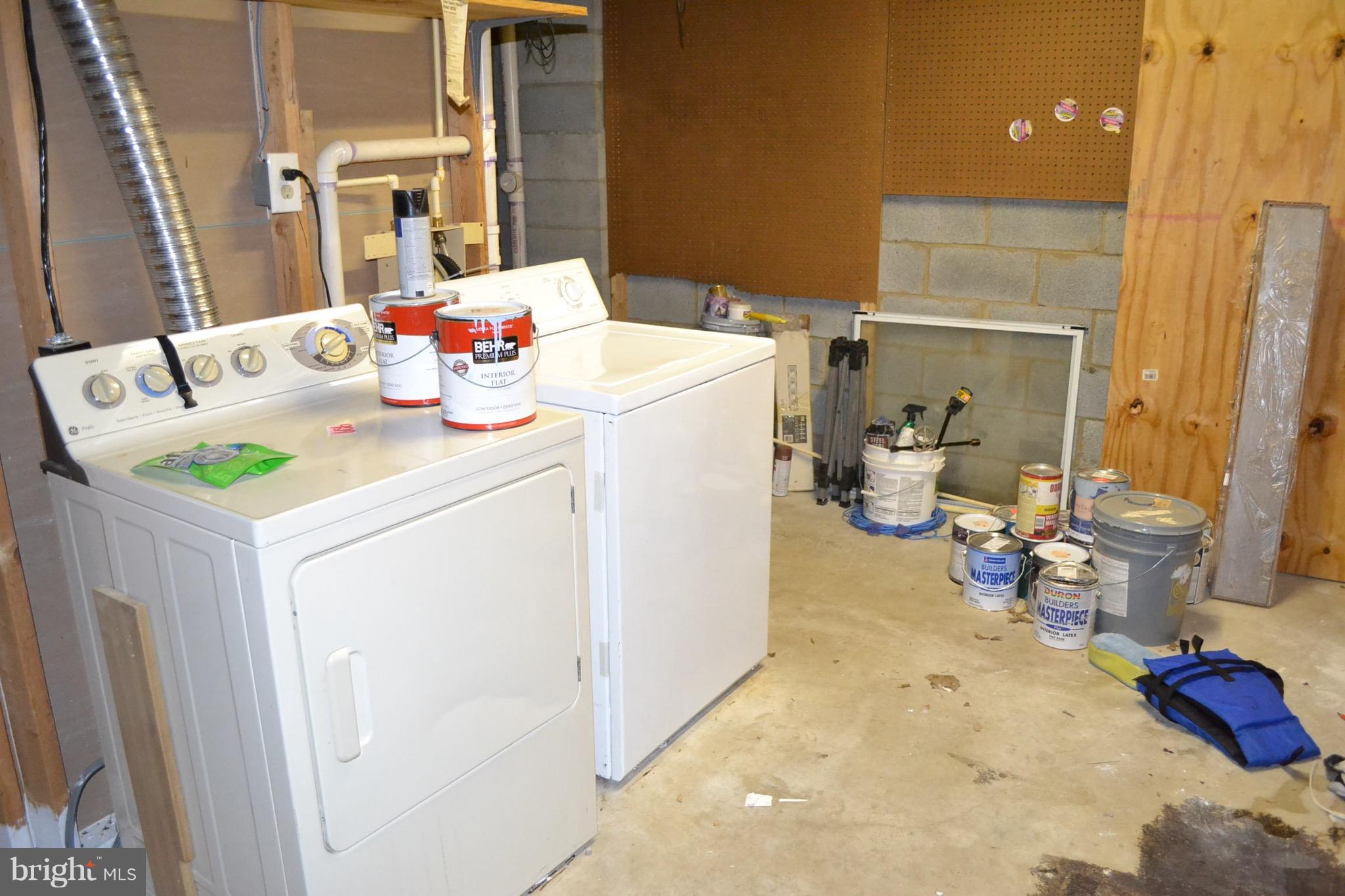 15238 Cloverdale Road Woodbridge, VA 22193 - Photo 8 of 19 a utility room with dryer and washer