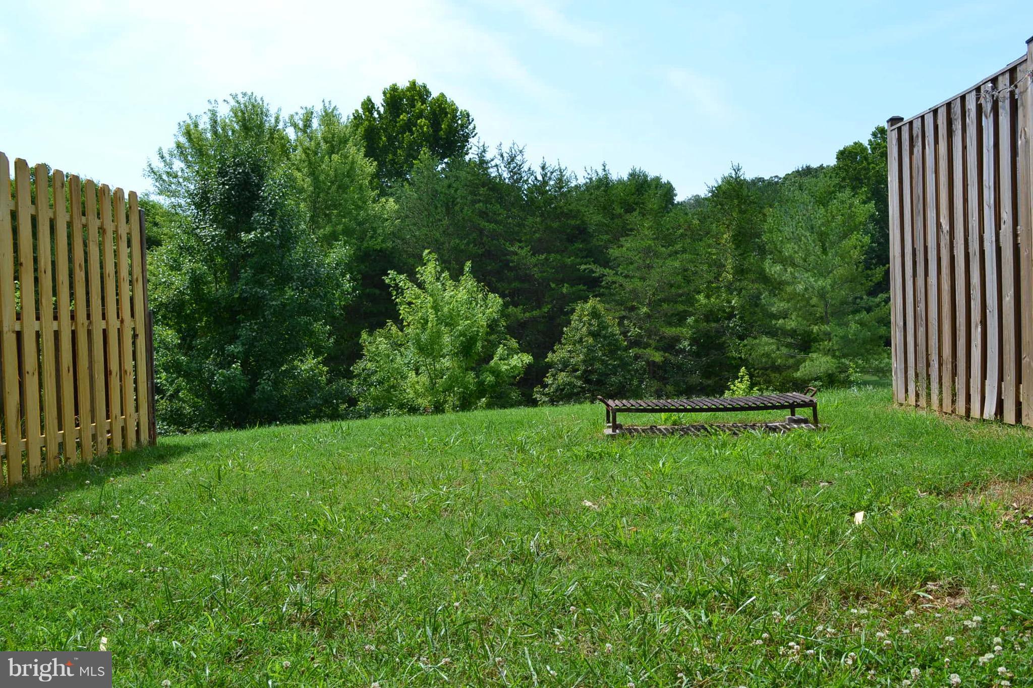 15238 Cloverdale Road Woodbridge, VA 22193 - Photo 10 of 19 a view of a backyard with wooden fence
