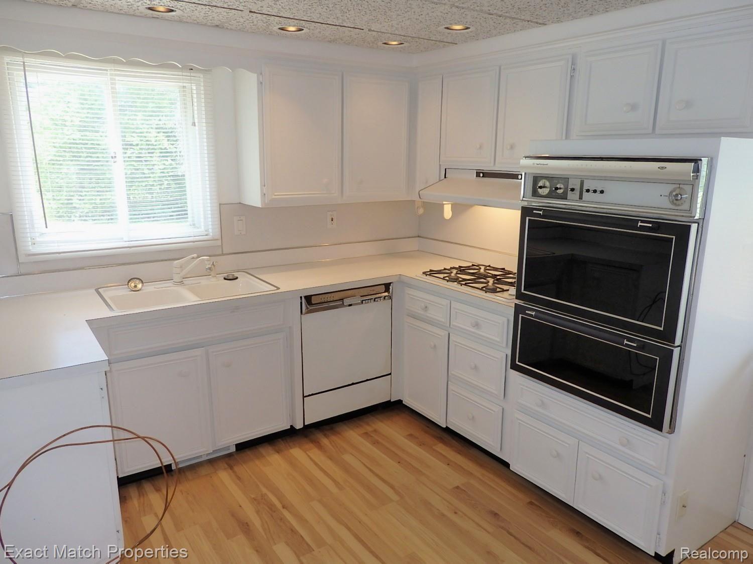 46130 Maben Road Canton, MI 48187 - Photo 25 of 43 Bright kitchen with built-in appliances