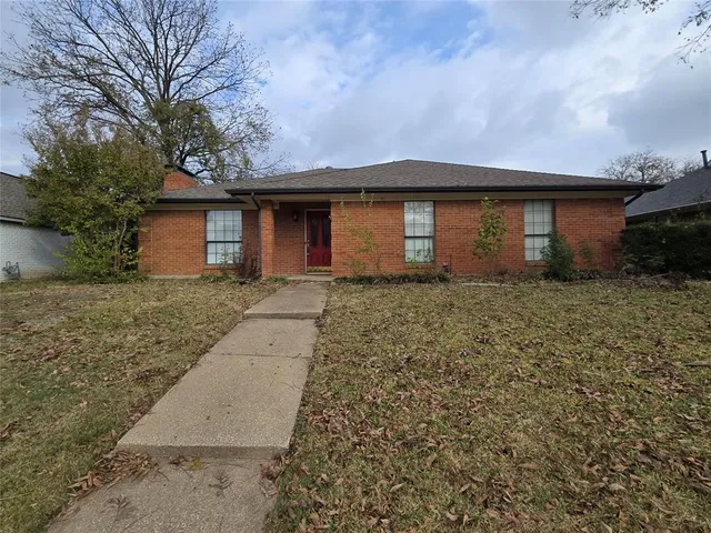 a front view of house with yard
