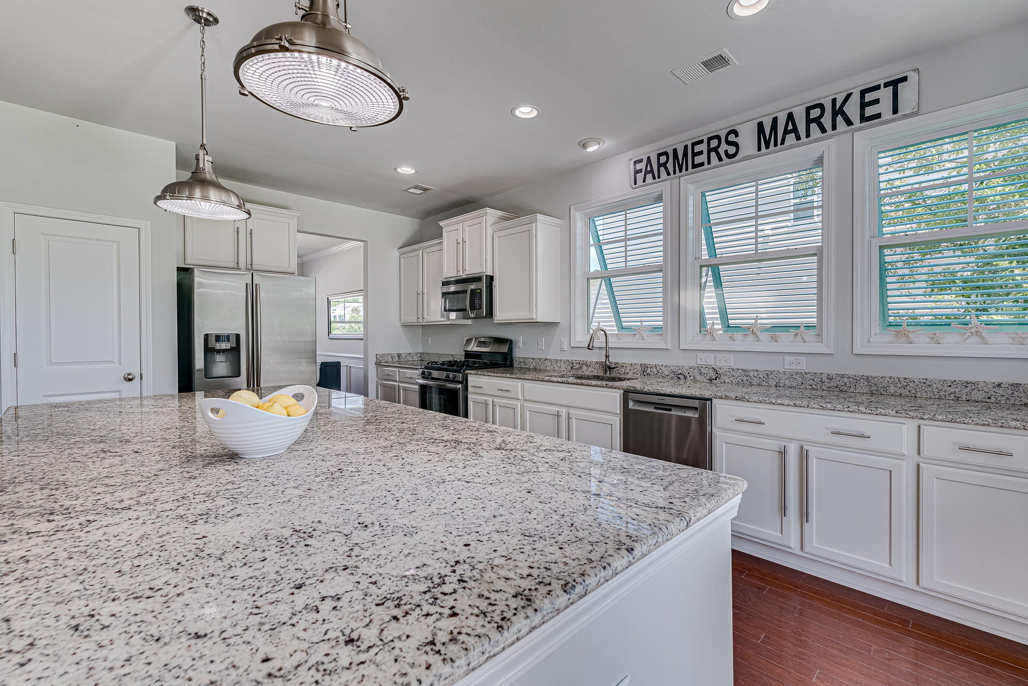 1049 Harbortowne Road Charleston, SC 29412 - Photo 15 of 44 Ample Prep Space
