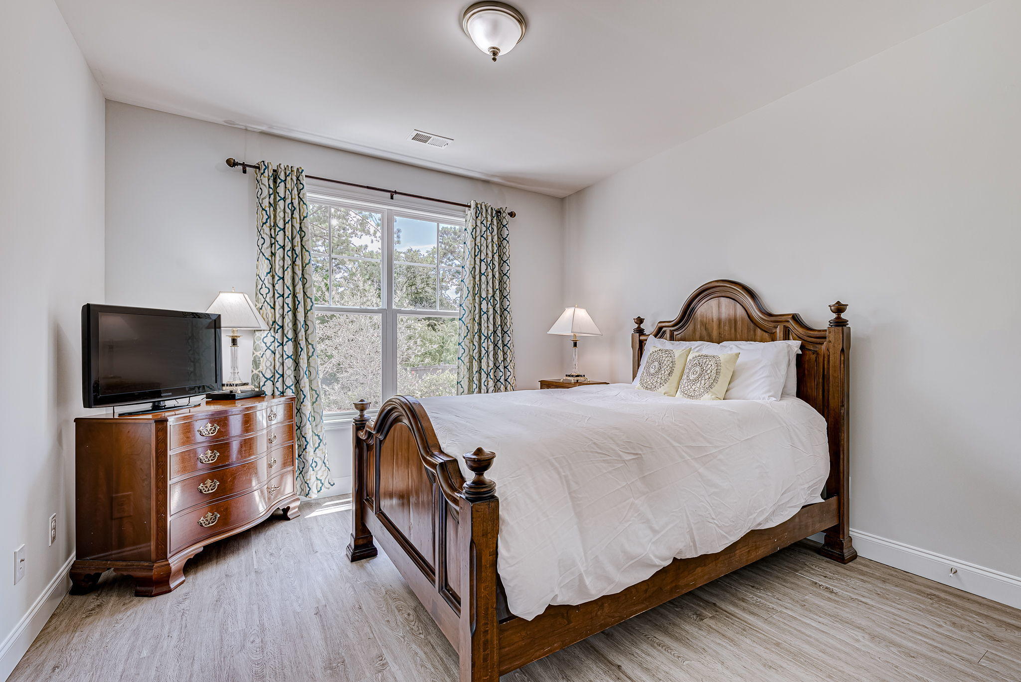 1049 Harbortowne Road Charleston, SC 29412 - Photo 20 of 44 1st Floor Guest Bedroom 1