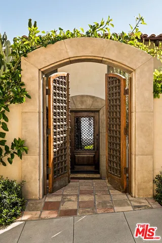 $4,399,000 | 7020 La Presa Drive, Los Angeles, CA 90068