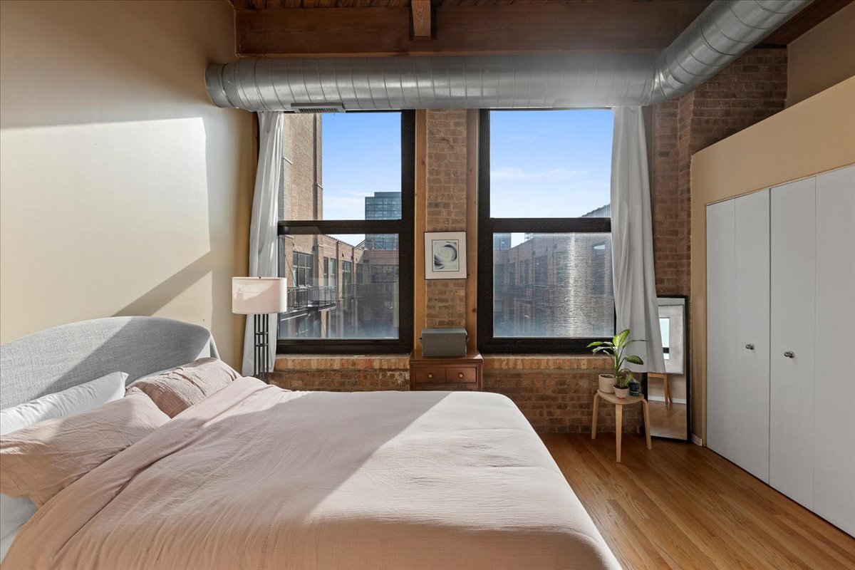 1040 West Adams Street, Unit 459 Chicago, IL 60607 - Photo 12 of 30 a bedroom with a bed and large window