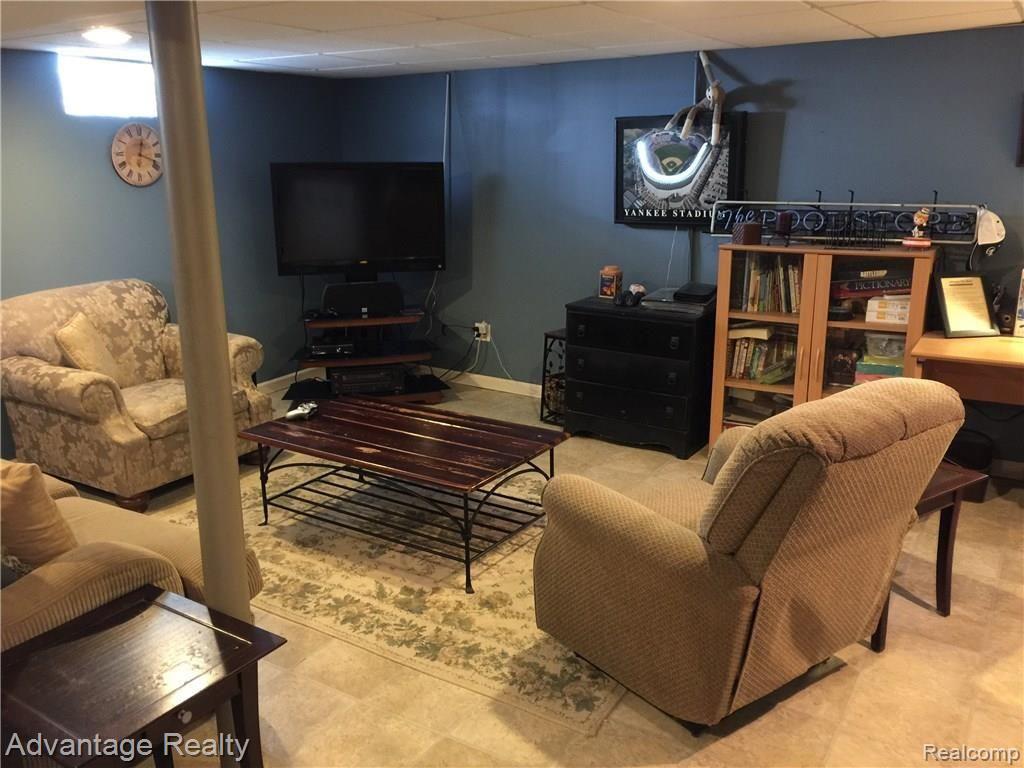 1430 Hampton Road Mount Clemens, MI 48043 - Photo 37 of 41 040.JPG