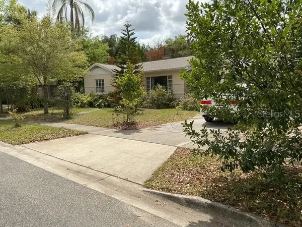 a view of a house with a yard