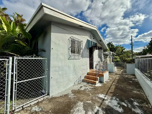 a view of a livingroom with a ceiling fan and window