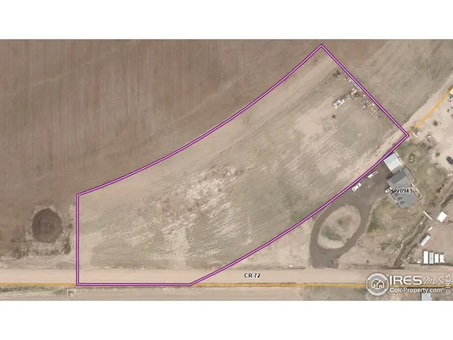 a black and white photo of a living room