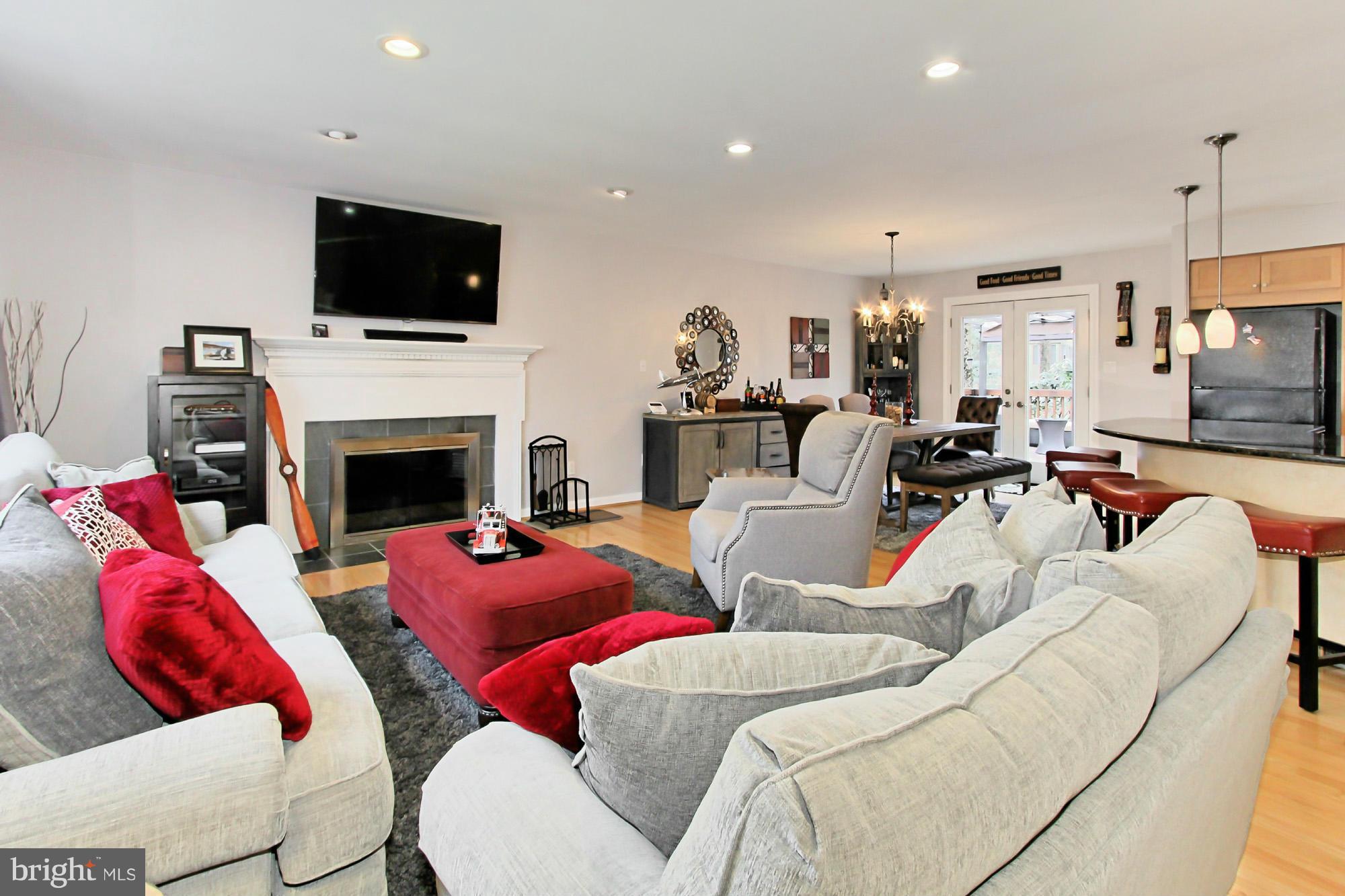 7376 Clifton Road Clifton, VA 20124 - Photo 5 of 25 Living Room