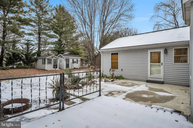 a view of a house with backyard and trees