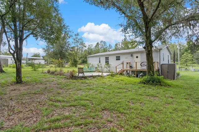 a view of a house with backyard