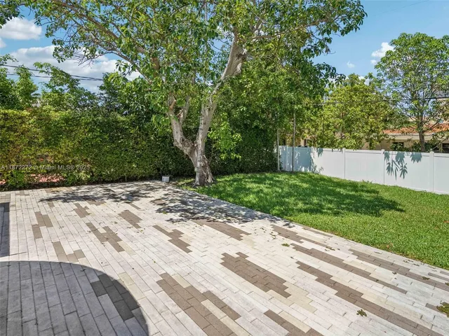 a view of a backyard