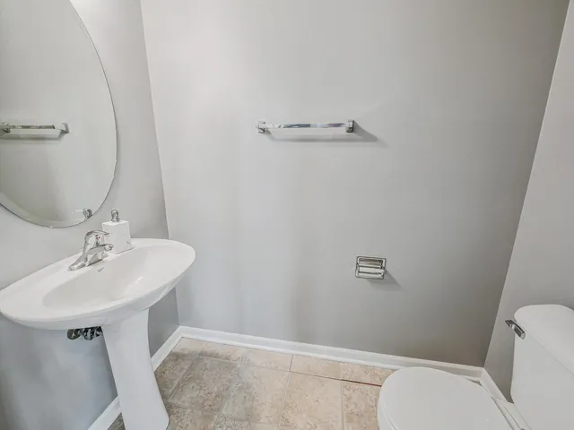 $389,900 | 1090 Maubert Court, Carol Stream, IL 60188