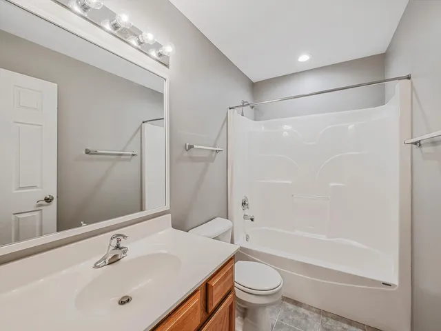 $389,900 | 1090 Maubert Court, Carol Stream, IL 60188