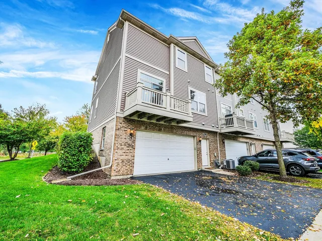 $389,900 | 1090 Maubert Court, Carol Stream, IL 60188