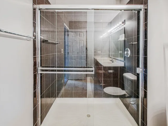 $389,900 | 1090 Maubert Court, Carol Stream, IL 60188