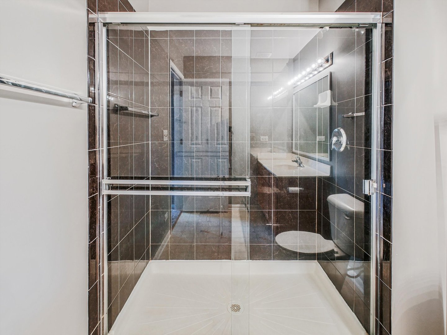 1090 Maubert Court Carol Stream, IL 60188 - Photo 33 of 55 a bathroom with a sink and mirror