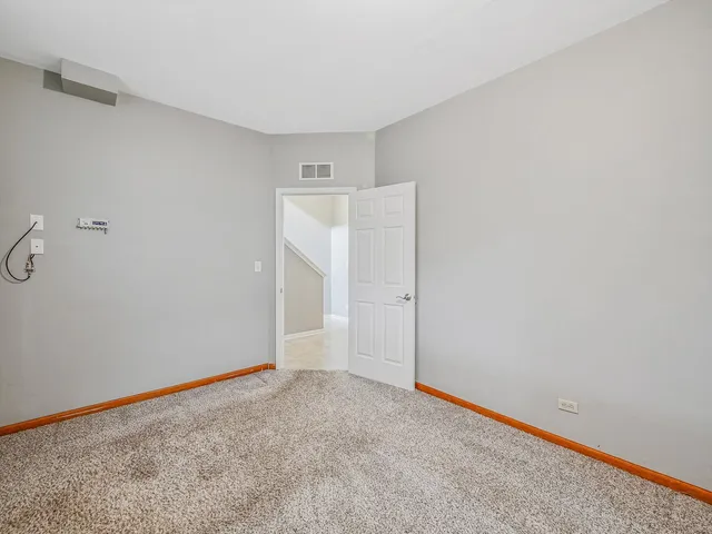 $389,900 | 1090 Maubert Court, Carol Stream, IL 60188