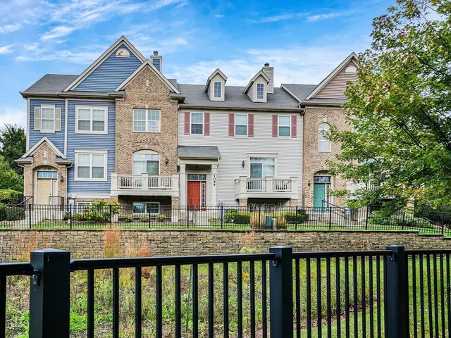 $389,900 | 1090 Maubert Court, Carol Stream, IL 60188