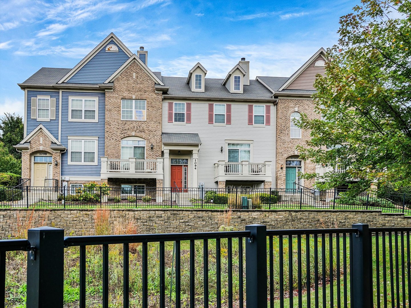 1090 Maubert Court Carol Stream, IL 60188 - Photo 4 of 55 a front view of house with yard and green space