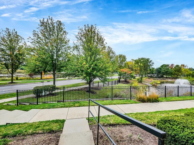 $389,900 | 1090 Maubert Court, Carol Stream, IL 60188