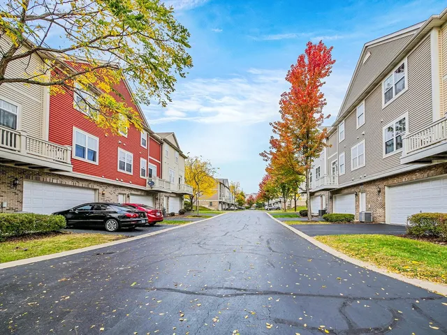 $389,900 | 1090 Maubert Court, Carol Stream, IL 60188