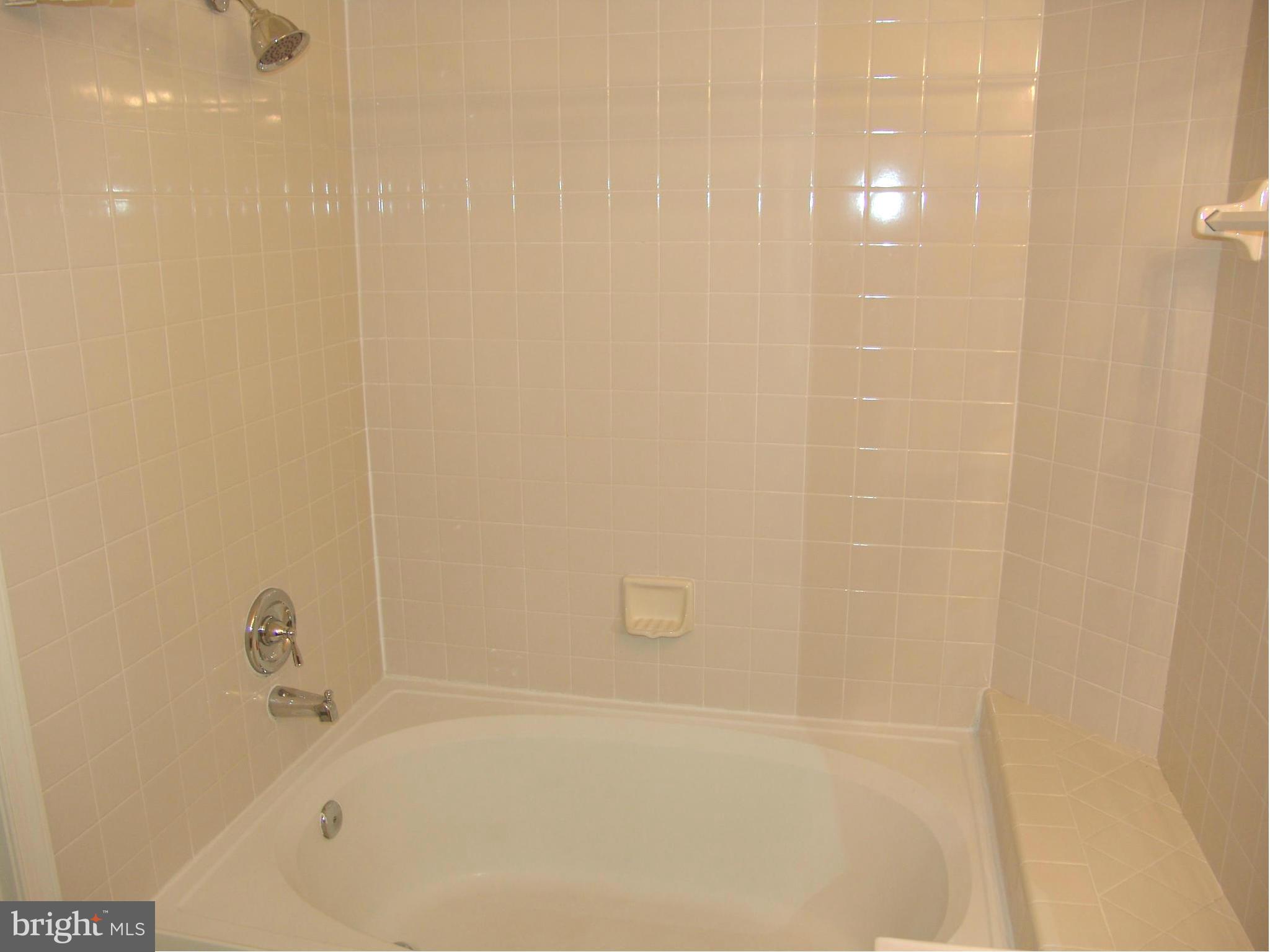 5223 Columbia Road, Unit 763 Columbia, MD 21044 - Photo 15 of 18 a bathroom with a bathtub
