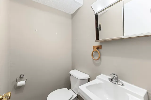 $1,250 | 420 South East Street, Plainfield, IN 46168