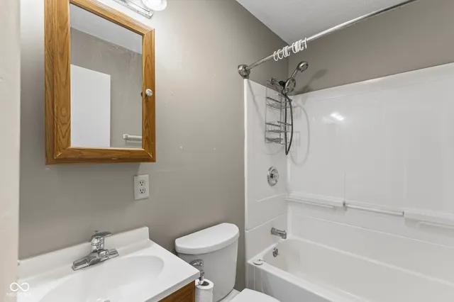 $1,250 | 420 South East Street, Plainfield, IN 46168