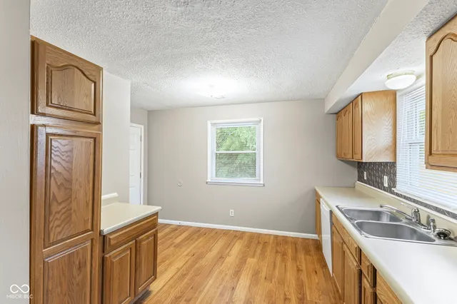 $1,250 | 420 South East Street, Plainfield, IN 46168