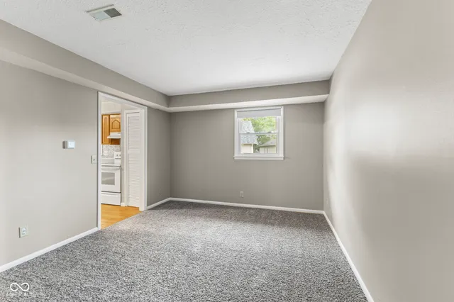 $1,250 | 420 South East Street, Plainfield, IN 46168