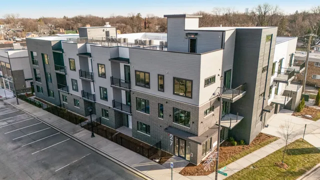 $2,836 | 27 West Park Boulevard, Unit 209, Villa Park, IL 60181