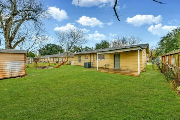 a view of a house with backyard