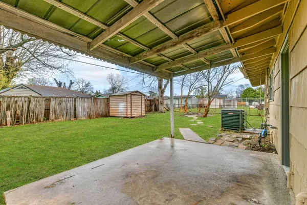 a view of a backyard