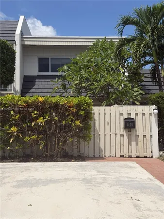 $3,200 | 8110 Southwest 82nd Court, Unit 8110, Miami, FL 33143