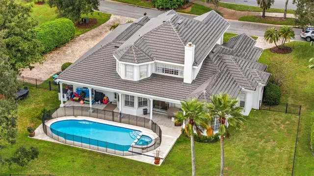 a small pool is sitting in the backyard of house
