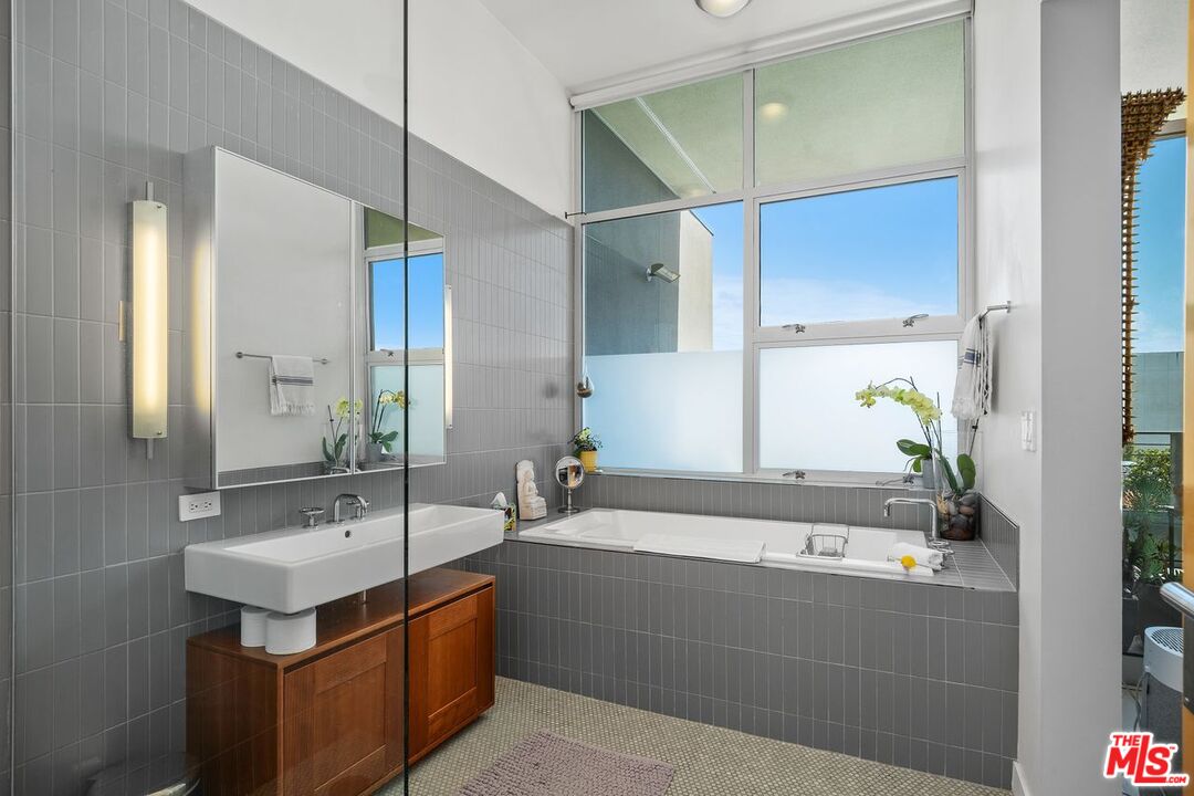 4080 Glencoe Avenue, Unit 420 Marina del Rey, CA 90292 - Photo 18 of 40 a bathroom with a bathtub and a sink