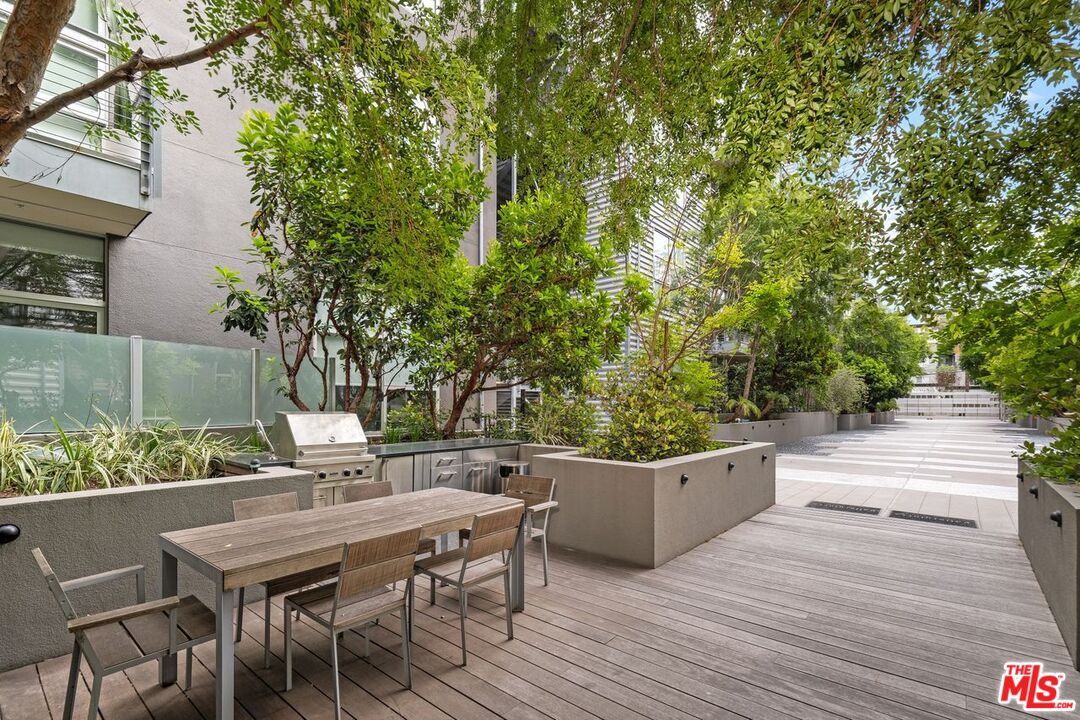 4080 Glencoe Avenue, Unit 420 Marina del Rey, CA 90292 - Photo 37 of 40 a backyard of a house with table and chairs