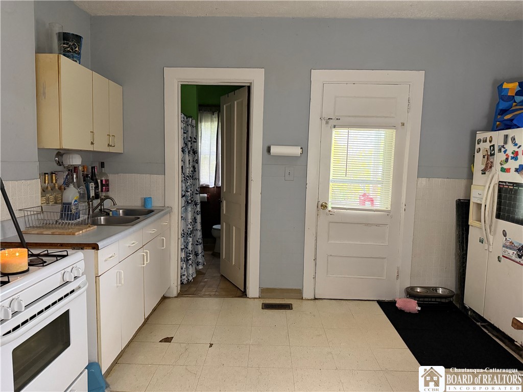 212 King Street Dunkirk, NY 14048 - Photo 11 of 16