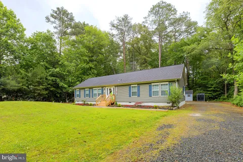 a view of house with a big yard