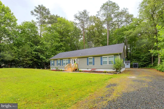 a view of house with a big yard
