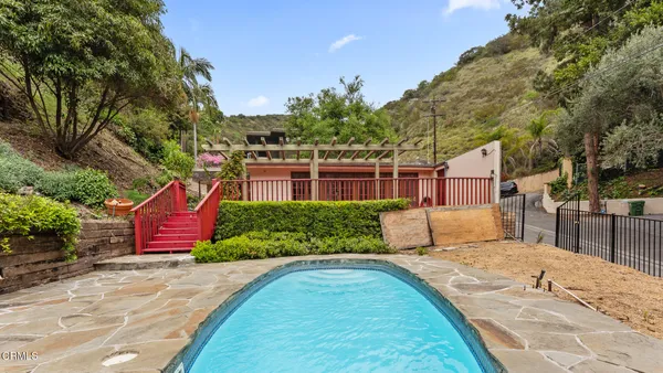 a view of a backyard