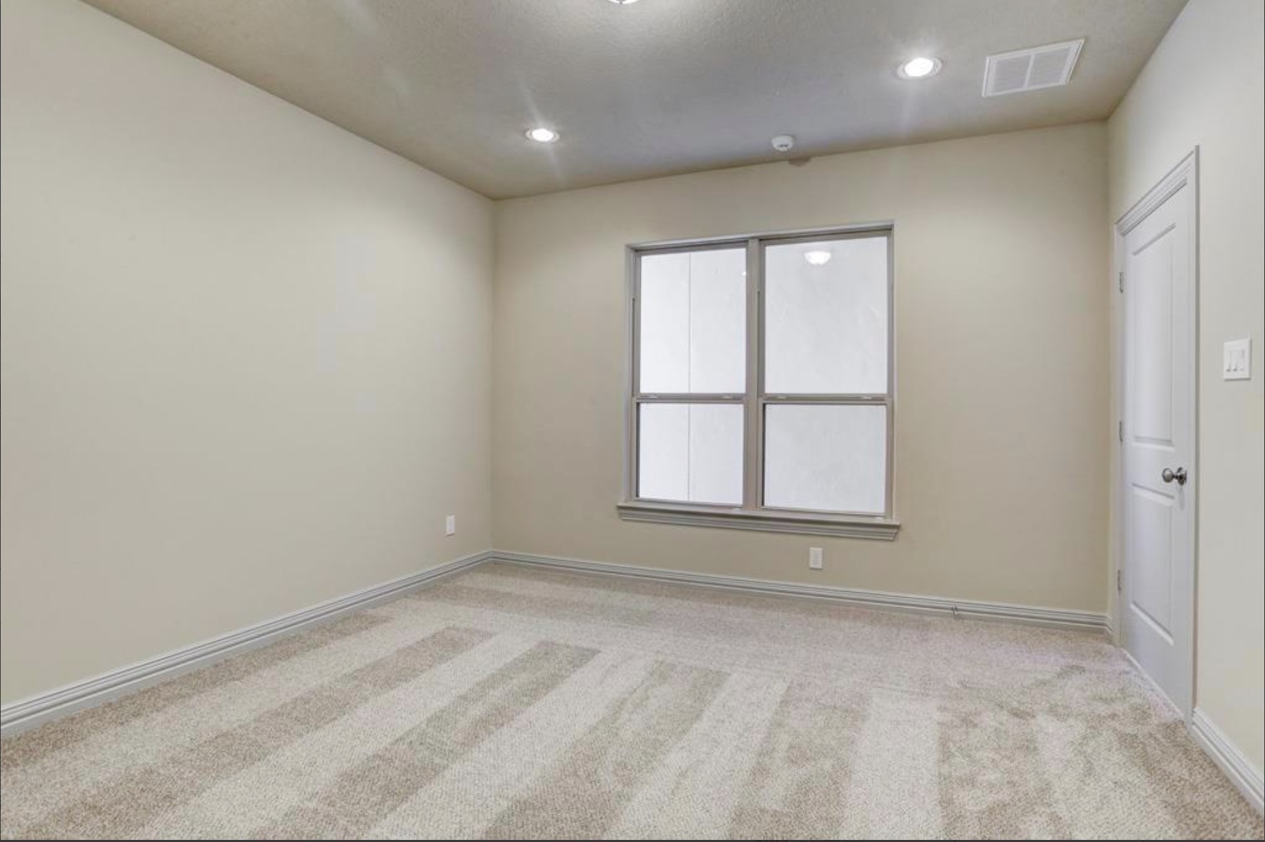 13621 Teal Bluff Lane Houston, TX 77077 - Photo 7 of 29 an empty room with a window