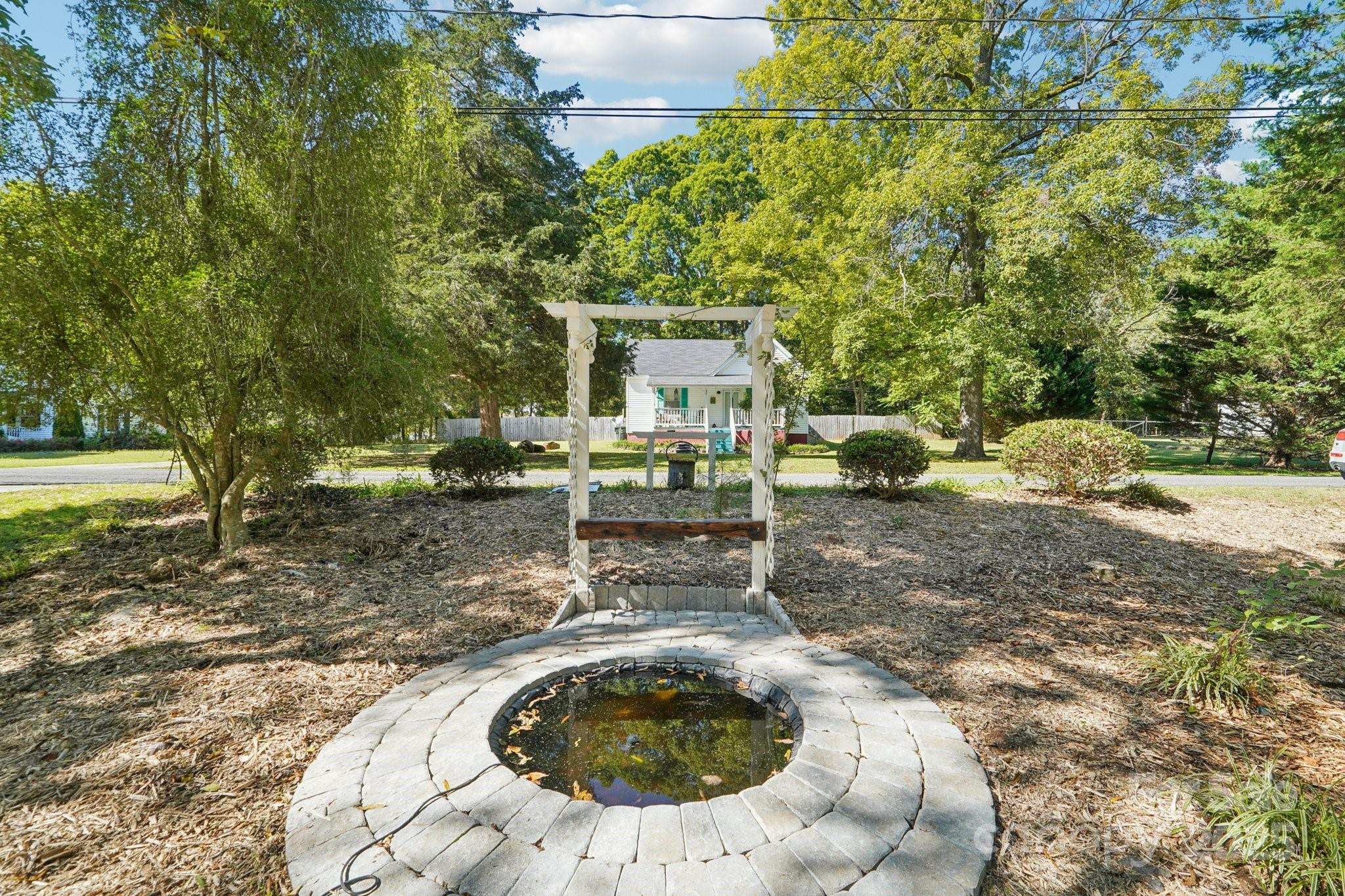 38 6th Street York, SC 29745 - Photo 25 of 34 a backyard of a house with table and chairs