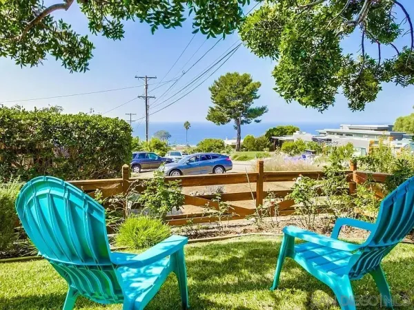 a view of an outdoor dining space with seating area