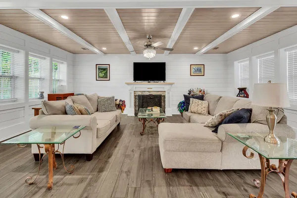 $2,295 | 221 South Lorraine Drive, Mary Esther, FL 32569