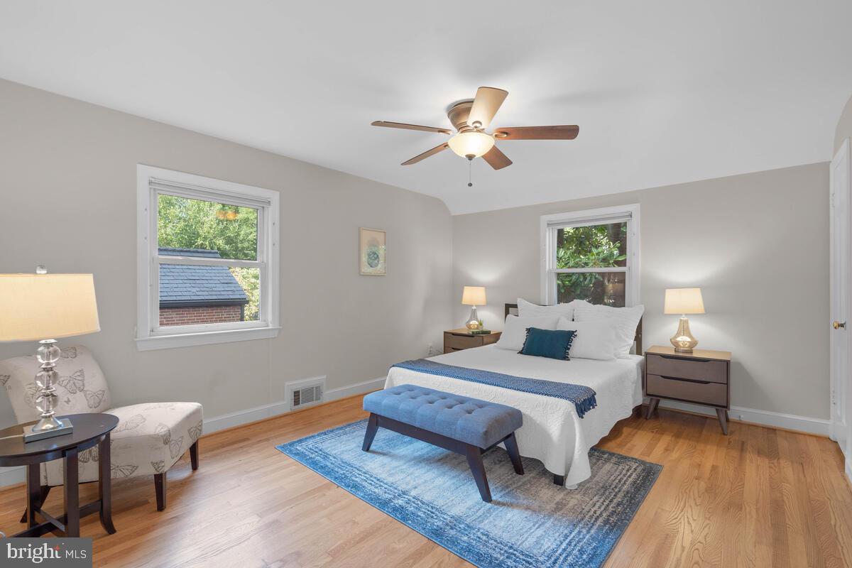 418 Mansfield Road Silver Spring, MD 20910 - Photo 22 of 48 Spacious Owners bedroom