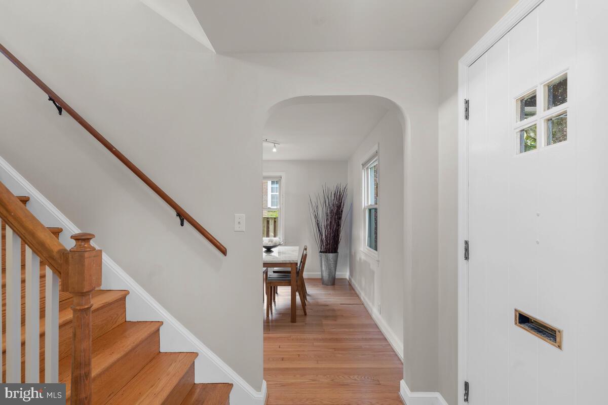 418 Mansfield Road Silver Spring, MD 20910 - Photo 5 of 48 Entry