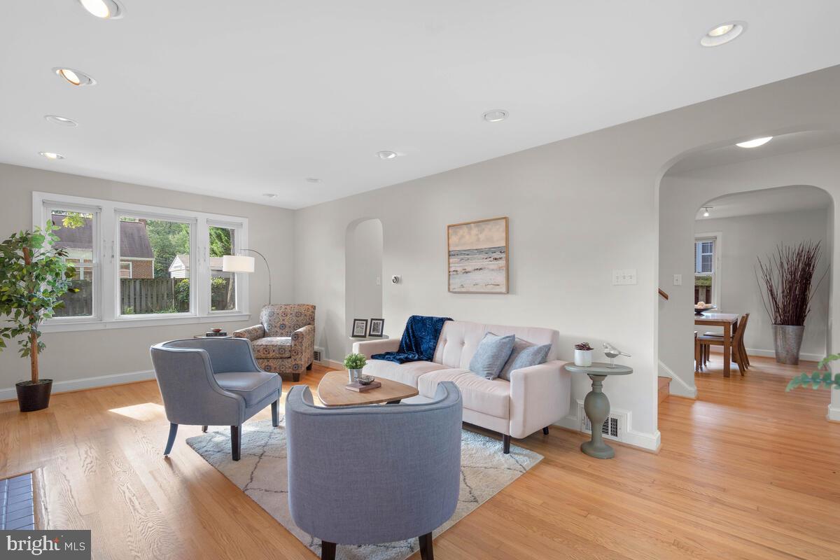 418 Mansfield Road Silver Spring, MD 20910 - Photo 6 of 48 Spacious and bright living room